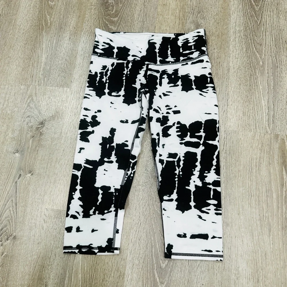 Alo Yoga Womens XS Black White Abstract Tie Dye‎ Cropped Active Capri Leggings